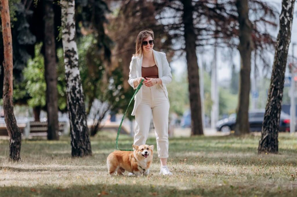 Mulher passeando com seu cachorro