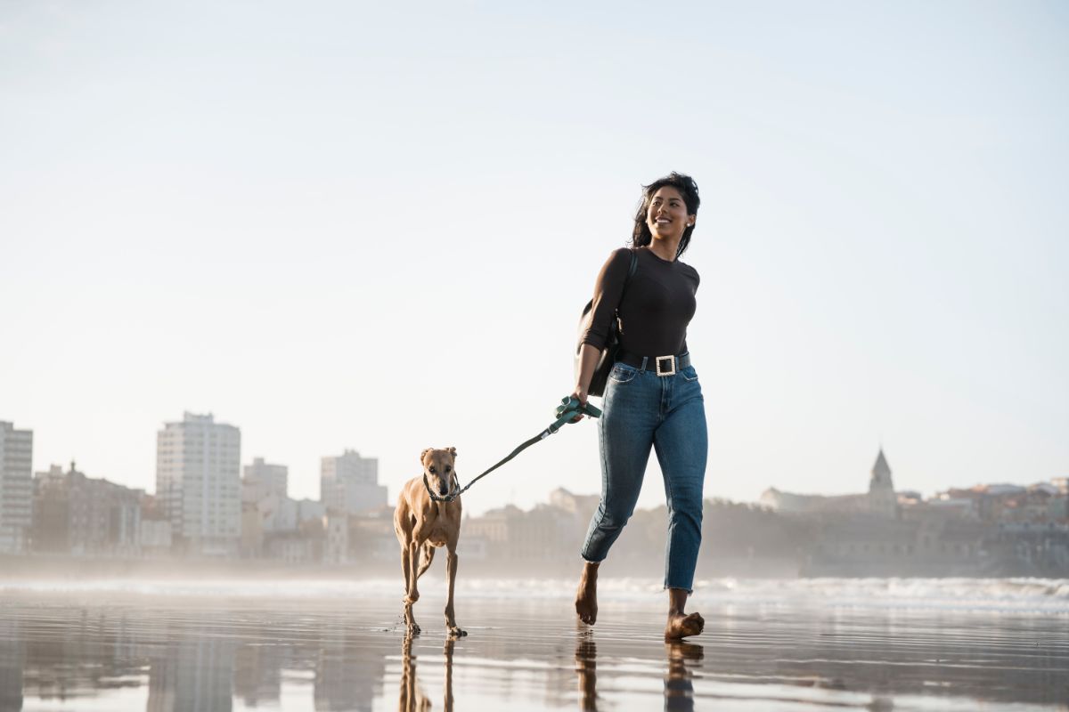 Modelo levando cachorro para passear